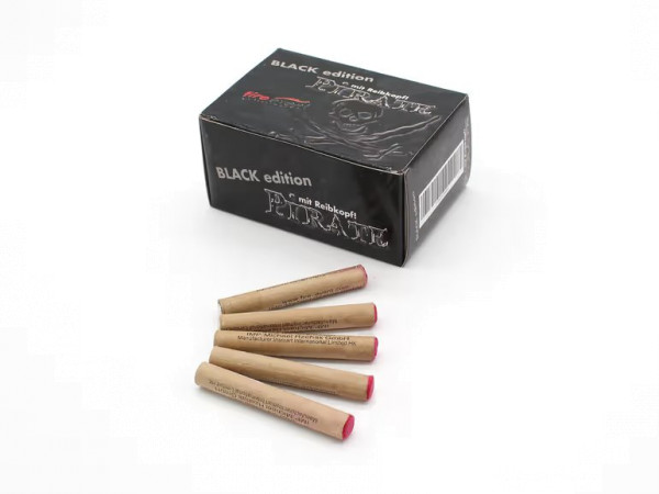 Böller Black Edition Pirate (KN030-016) von FireEvent mit 50-Schuss, 0,1 Sekunden Laufzeit und 40 Gramm NEM der Kategorie F2 online kaufen und bestellen im Feuerwerk-Shop Funkelfun. Günstiger Feuerwerkshop für Silvester. Hier Angebot sichern!