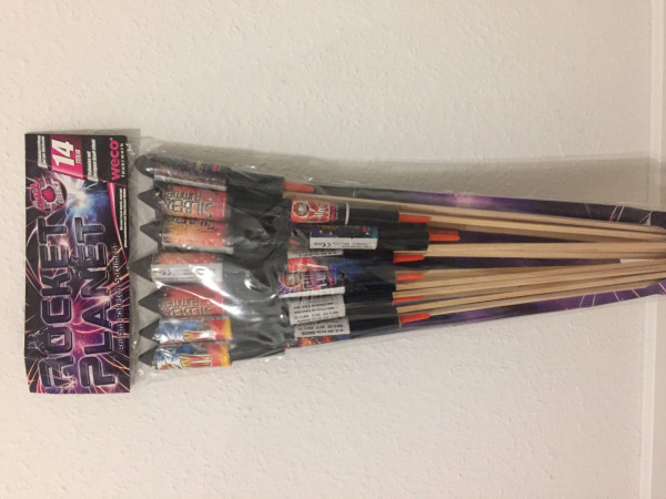 Raketen Rocket Planet (2038-84) von Weco mit 14-Schuss, 4 Sekunden Laufzeit und 188 Gramm NEM der Kategorie F2 online kaufen und bestellen im Feuerwerk-Shop Funkelfun. Günstiger Feuerwerkshop für Silvester. Hier Angebot sichern!