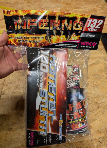 Familiensortiment Inferno (396950) von Weco mit -Schuss, Sekunden Laufzeit und 0 Gramm NEM der Kategorie F2 online kaufen und bestellen im Feuerwerk-Shop Funkelfun. Günstiger Feuerwerkshop für Silvester. Hier Angebot sichern!