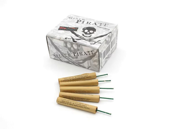Böller Silver Pirate (KN030-015) von FireEvent mit 50-Schuss, 0,1 Sekunden Laufzeit und 40 Gramm NEM der Kategorie F2 online kaufen und bestellen im Feuerwerk-Shop Funkelfun. Günstiger Feuerwerkshop für Silvester. Hier Angebot sichern!